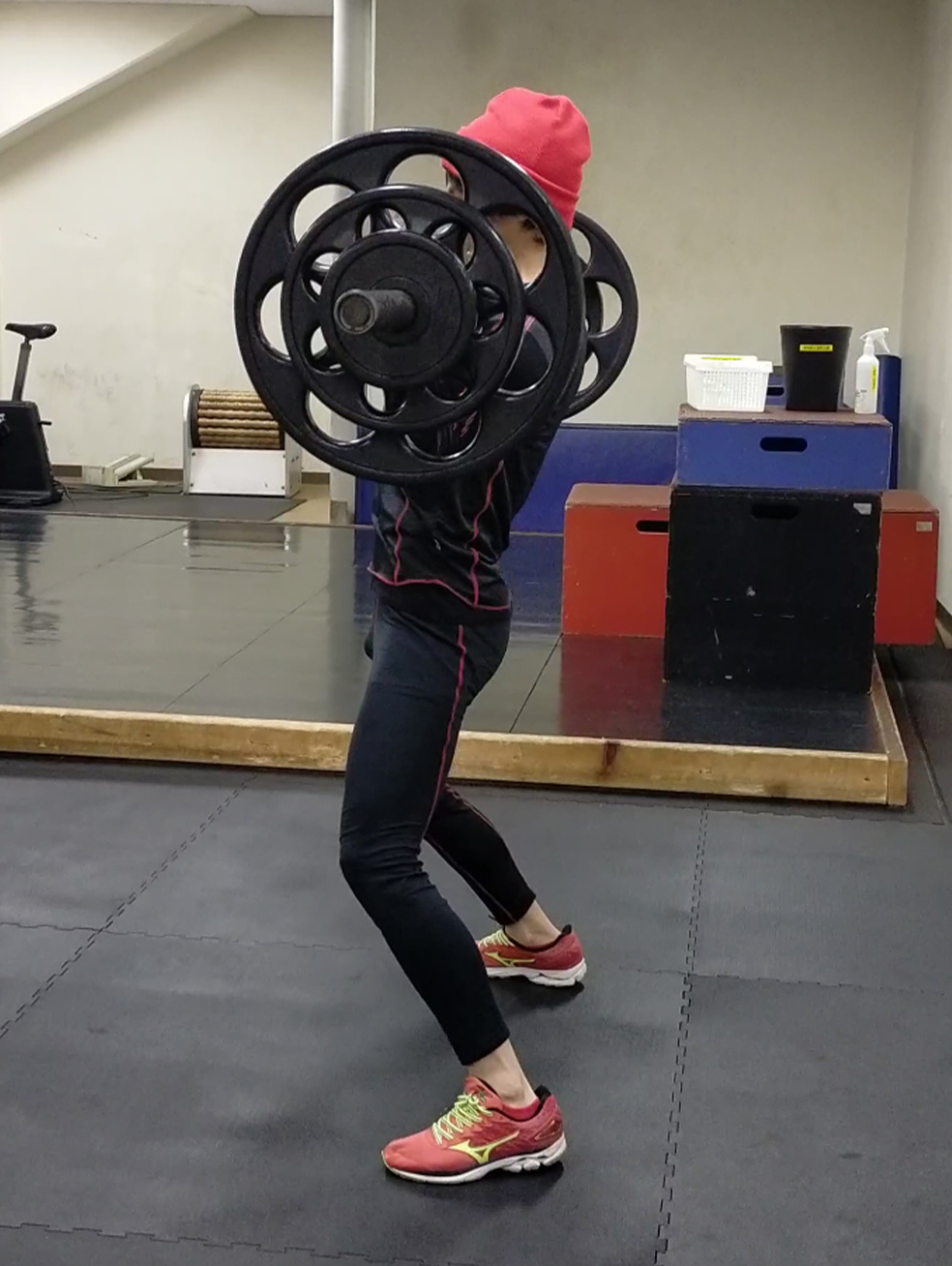 ベンチプレスでトレーニングしているボディメイクインストラクター安永 貴裕の写真